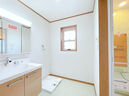 ʑEʏ@A`Dressing Room`@邭pE_[[Bgꏊ炱AKȋԂƂȂĂ܂BVv[hbT[̗pĂ܂̂ŁAVyɏo܂B