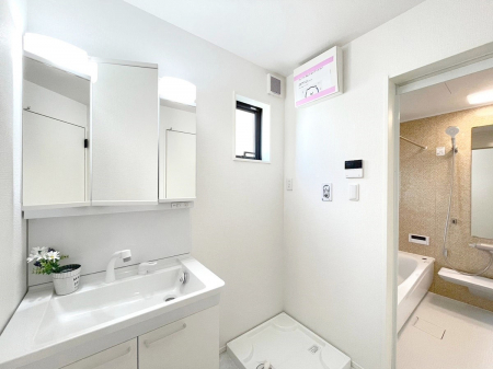 洗面台・洗面所　内装■1号棟■　明るく清潔感溢れるパウダールーム。毎日使う場所だからこそ、快適な空間がいいですね。  