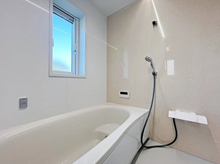 @Q`Bath Room`t̃oX[́Ǎ薾邭C̗ǂԂłB  邱ƂŁACǍDB  芰oX[ŁÃoX^Cy݂ɂȂ肻łB