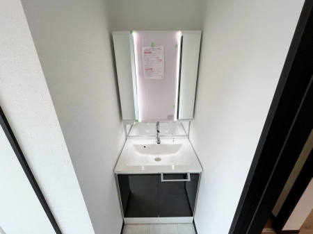 ʑEʏ@`Dressing Room`@FœꂳĂƁAXbLƐۂ܂B̗ɂ͂ՂƎ[Xy[XWIɃVvɐSn悭B