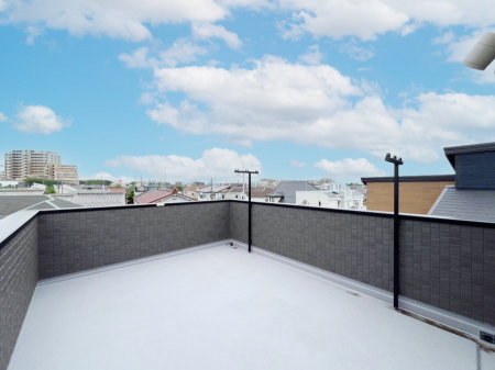 oRj[@`Balcony`@XJCoRj[ŊJȂǏĉ߂ÂFlƏW܂ă`JcBX̕炵ƏAz̕炵łłˁI