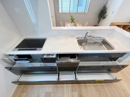 Lb`@S`Kitchen`茳̎[A̎[܂łSăXChŁÃXy[X܂ŗLɊpł܂B܂ŏォ猩n̂ŁA܂ɂgȂTbƎo܂B 