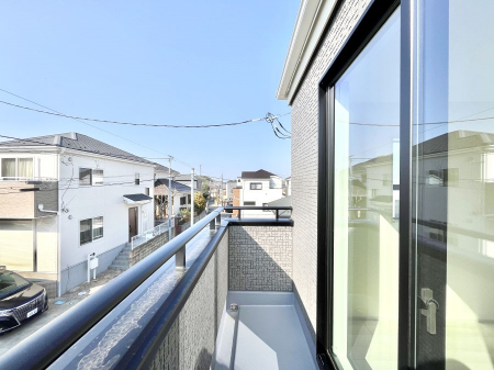 oRj[@P`Balcony`@傫ȋɈ͂܂ꂽĈƁBoRj[`ň|IȊJɕ܂܂BoRj[͗z݂zc󕨂C悭Ƃł܂B