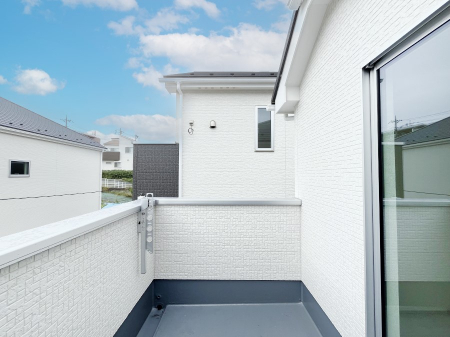 oRj[@`Balcony`@̃oRj[̑Oɂ͉_ȊOɑzՂ̂܂B󕨂₷A薾邭ĈĂ܂Bg₷JIȃoRj[ł
