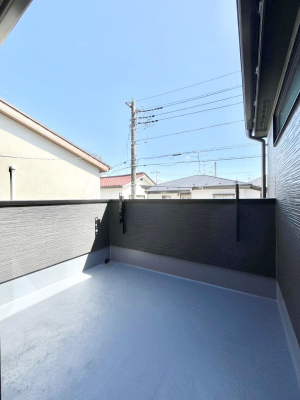 oRj[@`Balcony`@̃oRj[̑Oɂ͉_ȊOɑzՂ̂܂B󕨂₷A薾邭ĈĂ܂BƑS̐󕨂CɊ܂B