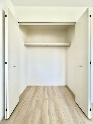 [@`Closet`@ǖʃN[[bg΃^XuKvȂAôȂXbLԂێł܂BꂽXy[XLɊpłBG߂̈ߗނ̕iȂǂՂ[o܂ˁ