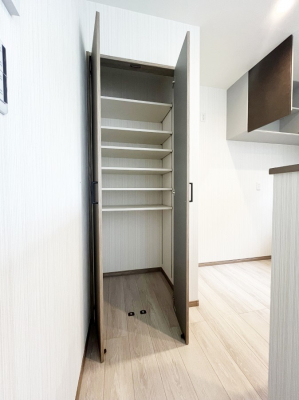 [@1`Pantry`@Lb`Ɏ[Xy[Xݒu܂IHiXgbNł֗ȏꏊłBLb`͉Ƃ̒łꏊB펞ɔĂ̔~Xy[XƂĂĝSłˁB